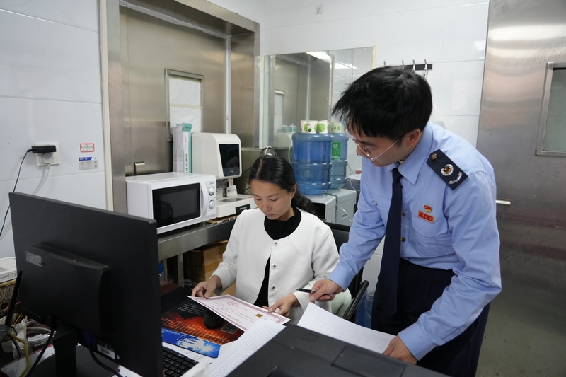 稅務(wù)人員開展上門輔導(dǎo)。李琪攝