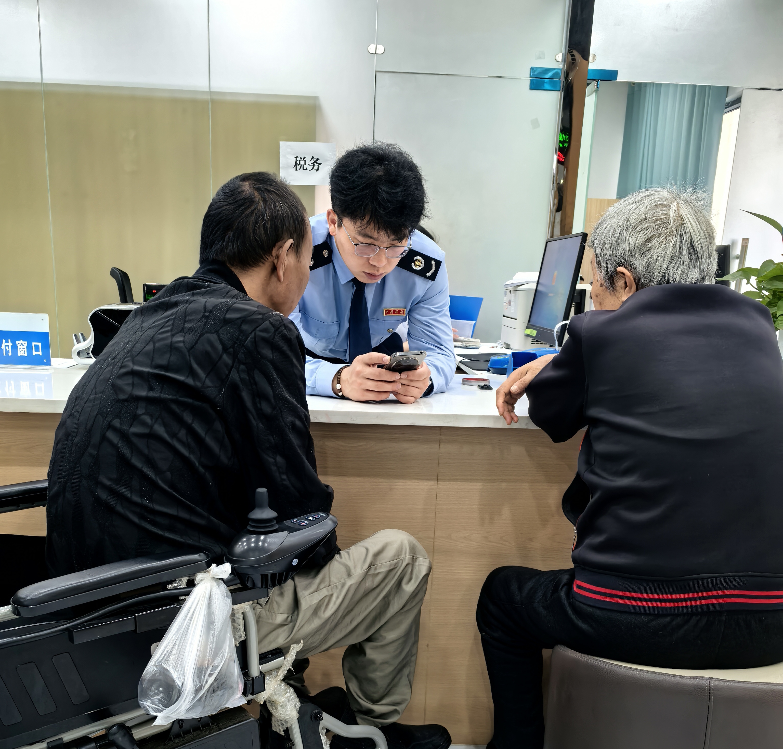 稅務干部輔導老年群體繳費。吳蓉攝