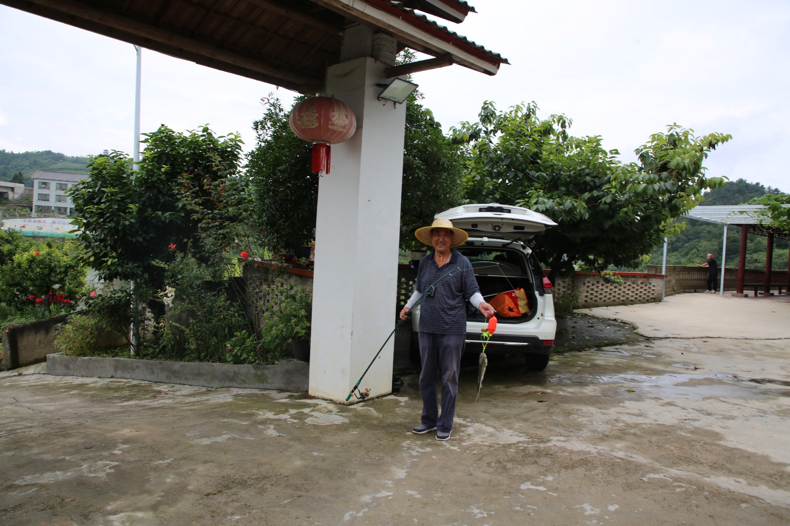 釣上大魚的游客笑容滿面。姜繼恒攝