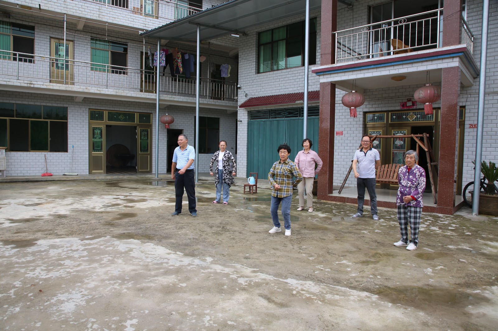 游客們正在做早操。王葉子攝