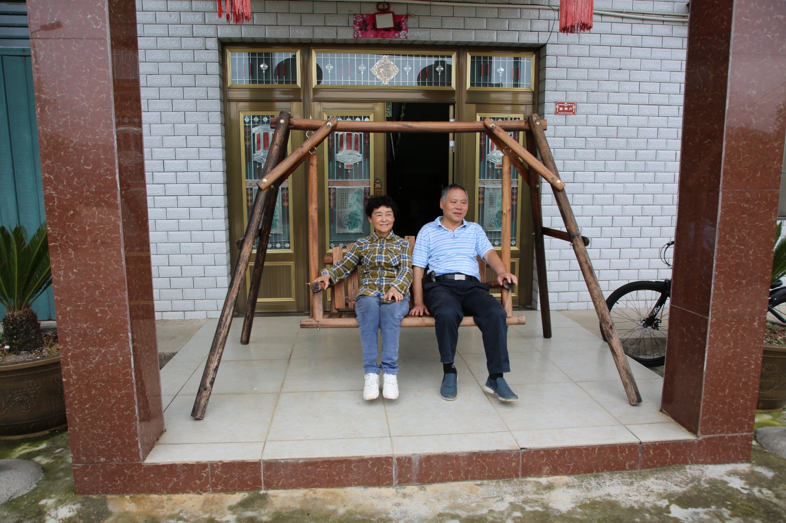 游客愜意的蕩秋千。王葉子攝