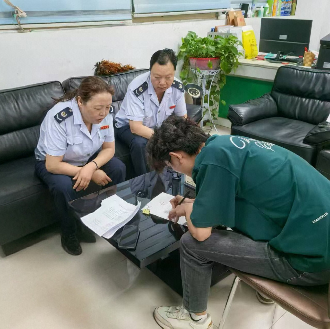 稅務人員為企業講解納稅信用修復機制。鄧昱攝