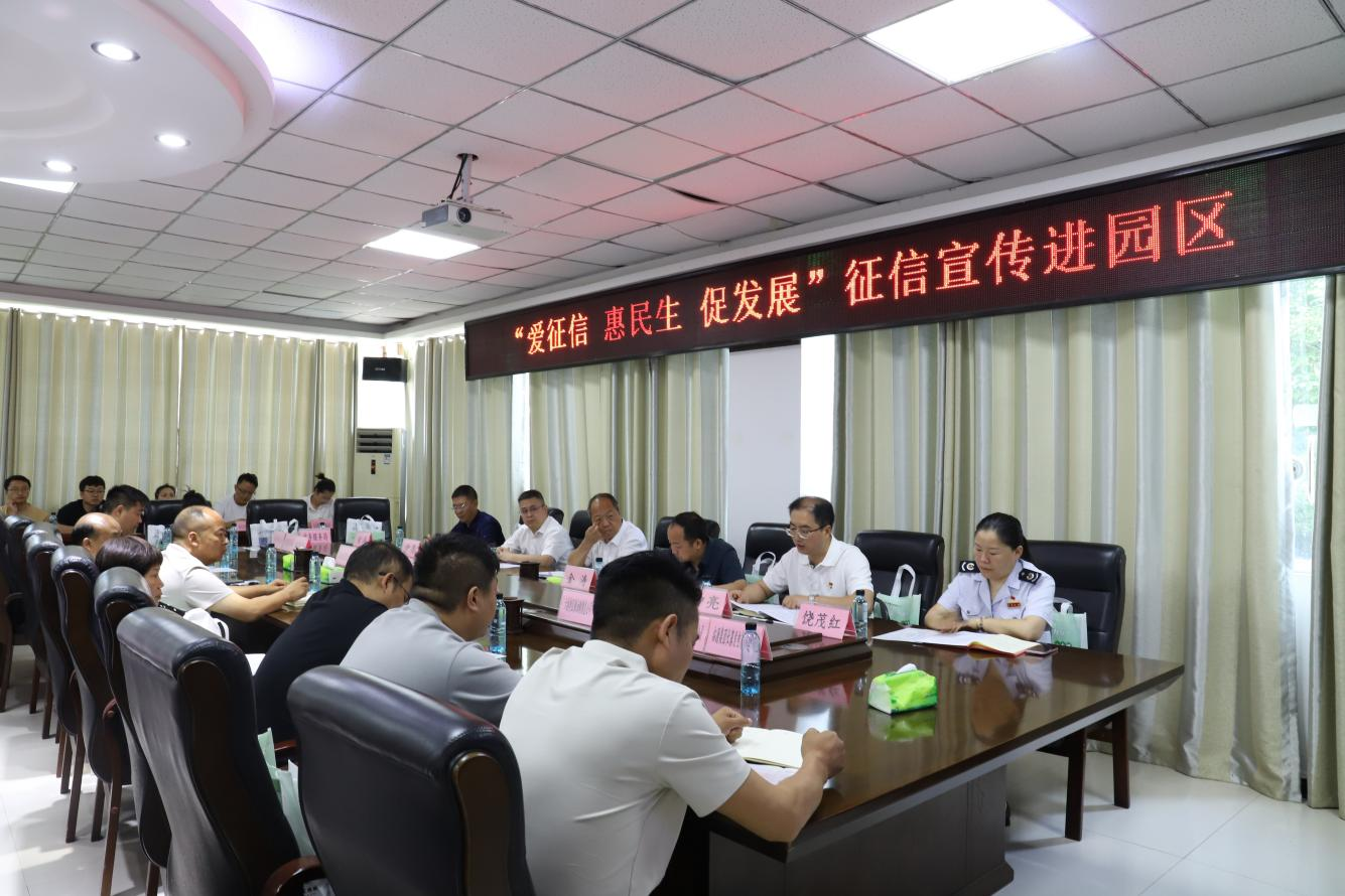 稅務干部講解政策。