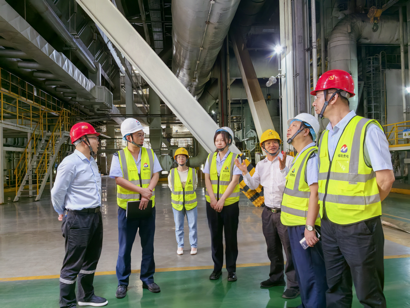 圖為稅務人員參觀企業生產車間。鄧昱攝