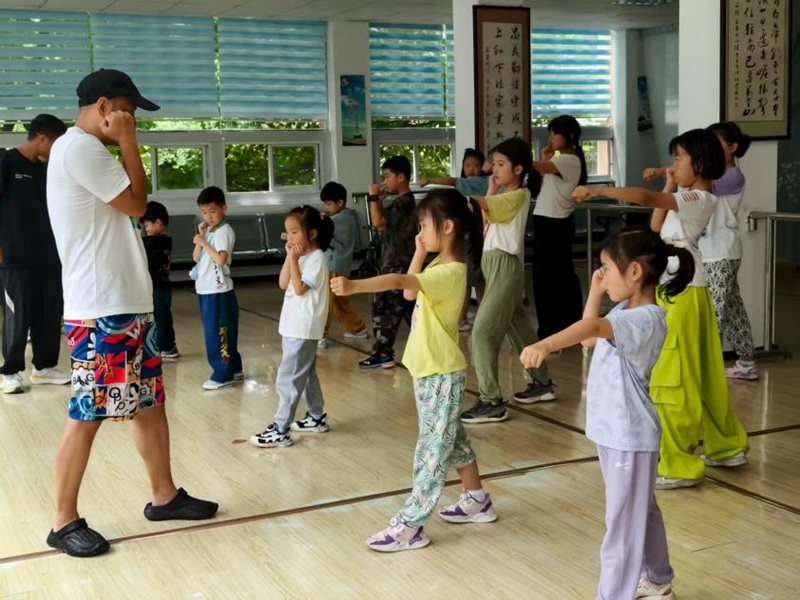 多彩課程陪伴少兒快樂“度假” 。