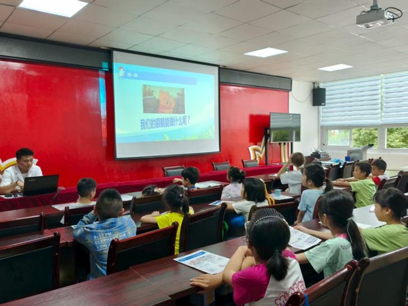 多彩課程陪伴少兒快樂“度假” 。