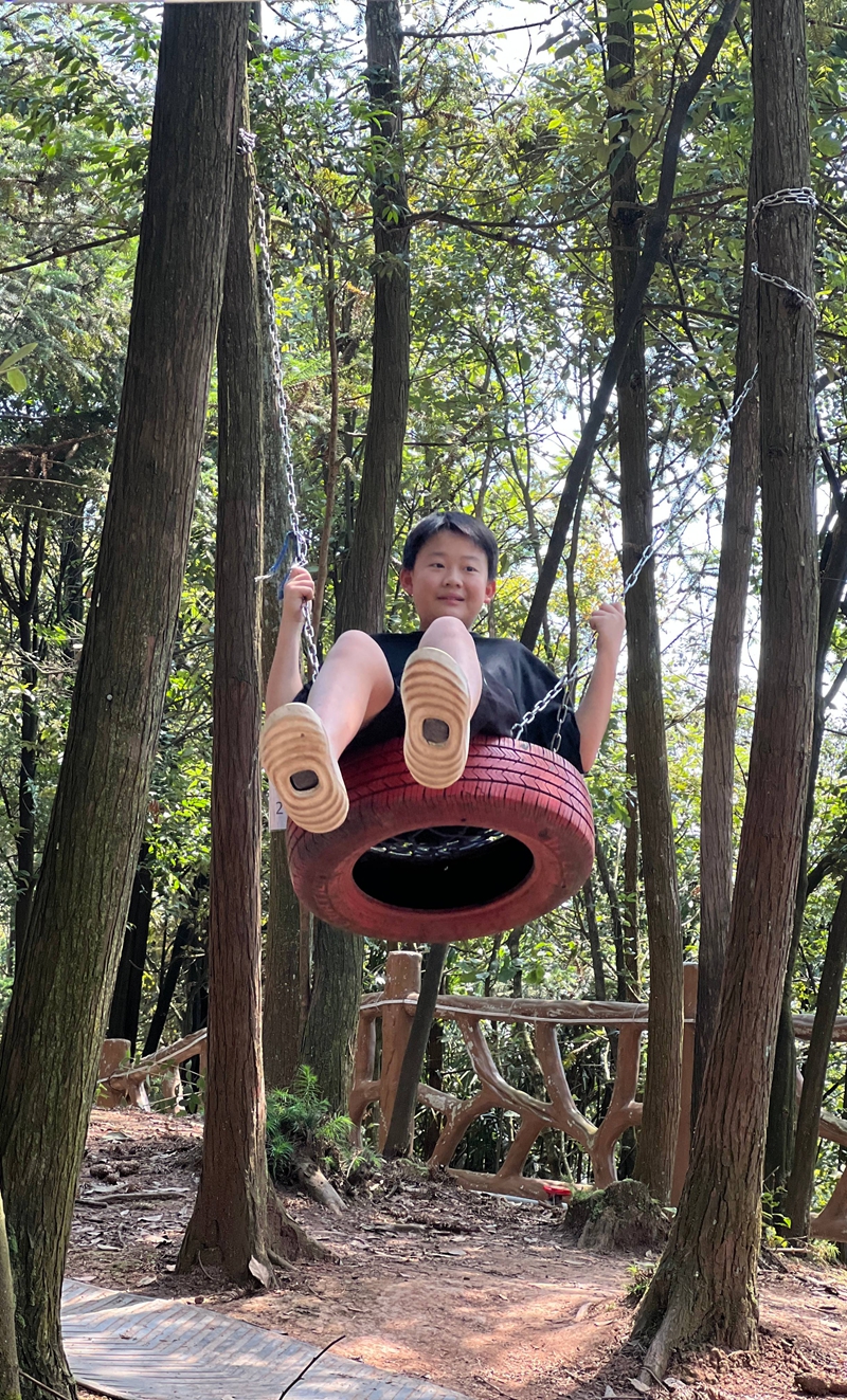 小游客在云上星空露營基地蕩秋千。王燁攝
