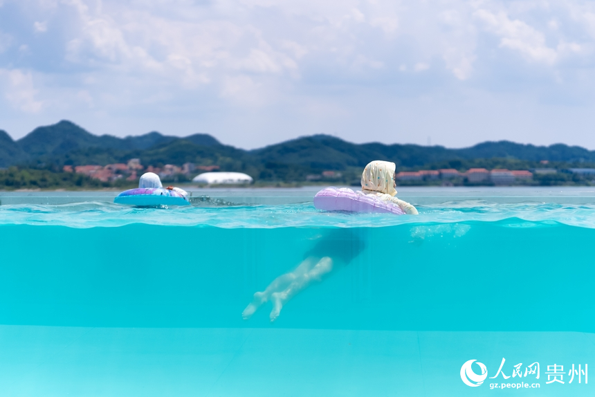 小朋友在民宿的無邊泳池內嬉戲。人民網記者 涂敏攝