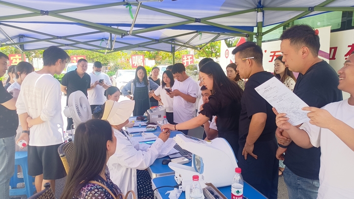 群眾在獻血前根據醫生指導進行登記及檢查。羅才淵 攝.jpg