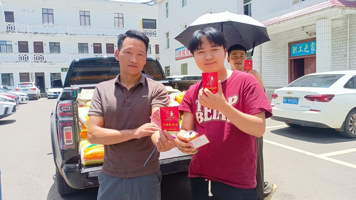 群眾現場獻血后辦理了獻血證。羅才淵 攝.jpg