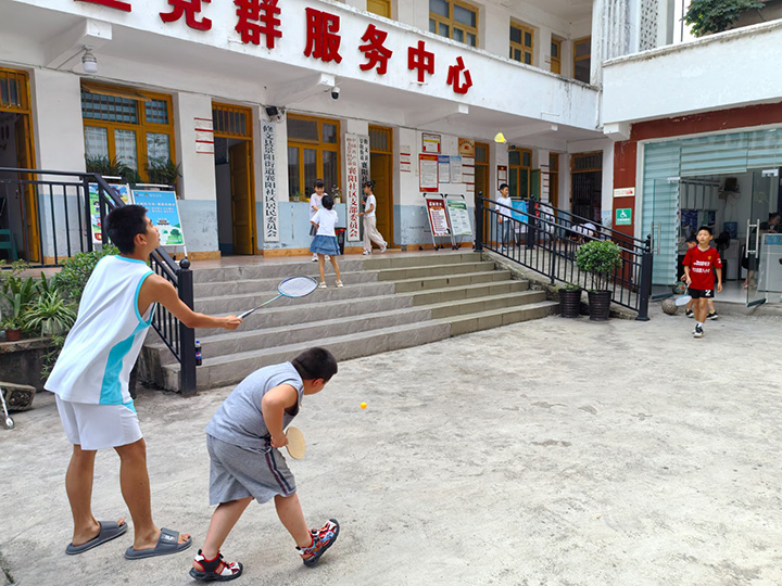 課間活力滿滿的孩子們。姜繼恒攝