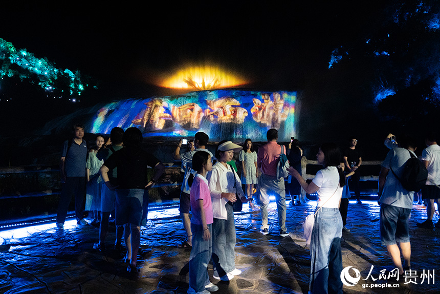 游客在演出現場打卡拍照。人民網記者 涂敏攝