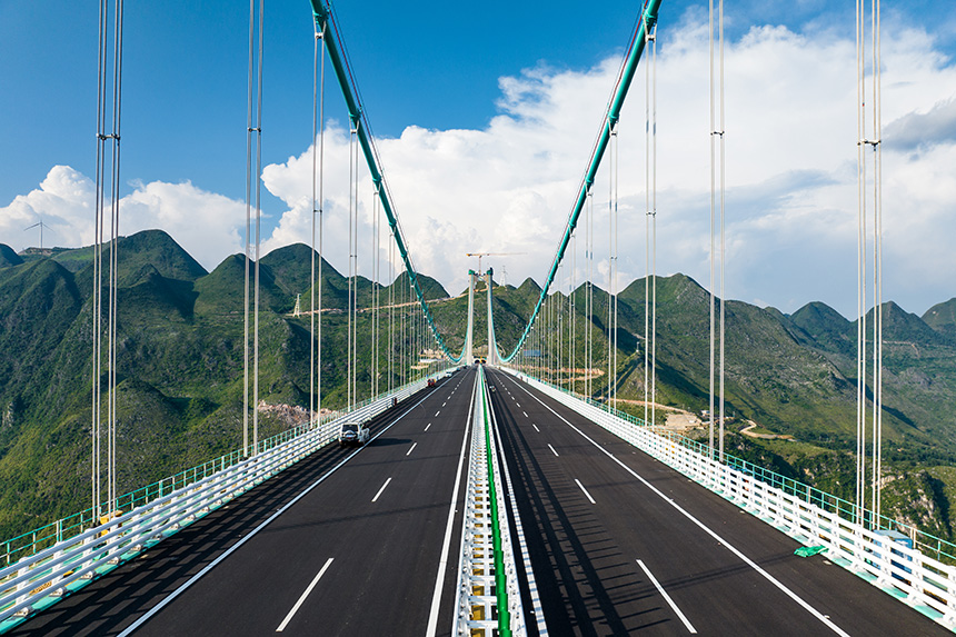 航拍建設中的世界第一高橋花江峽谷大橋。人民網記者 涂敏攝