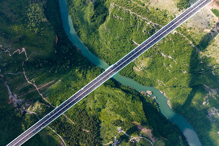 航拍建設(shè)中的世界第一高橋花江峽谷大橋。人民網(wǎng)記者 涂敏攝