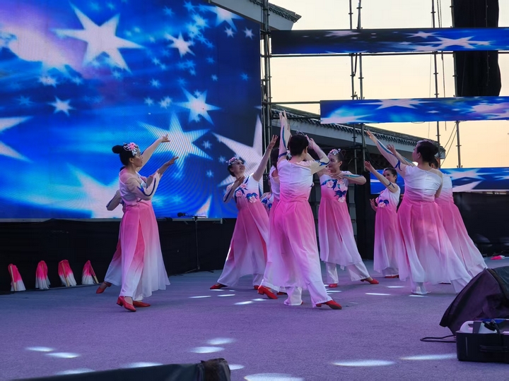 古典舞《左手指月》，盡顯優(yōu)雅風(fēng)姿。稅會靜 攝.jpg