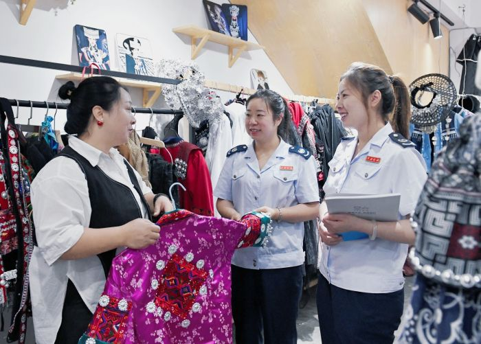 烏當區稅務局組織青年志愿服務團隊開展稅收宣傳。