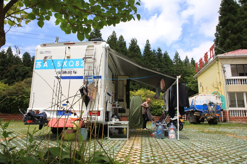 外地游客開房車在拱攏坪國家森林公園內露營。邱夢如攝