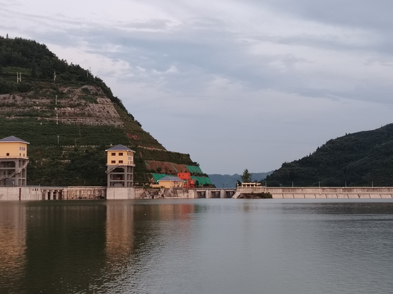 雨后的夾巖水庫空氣清新，水面波光粼粼，兩岸綠意盎然，青山綠水相互映襯。周海東攝