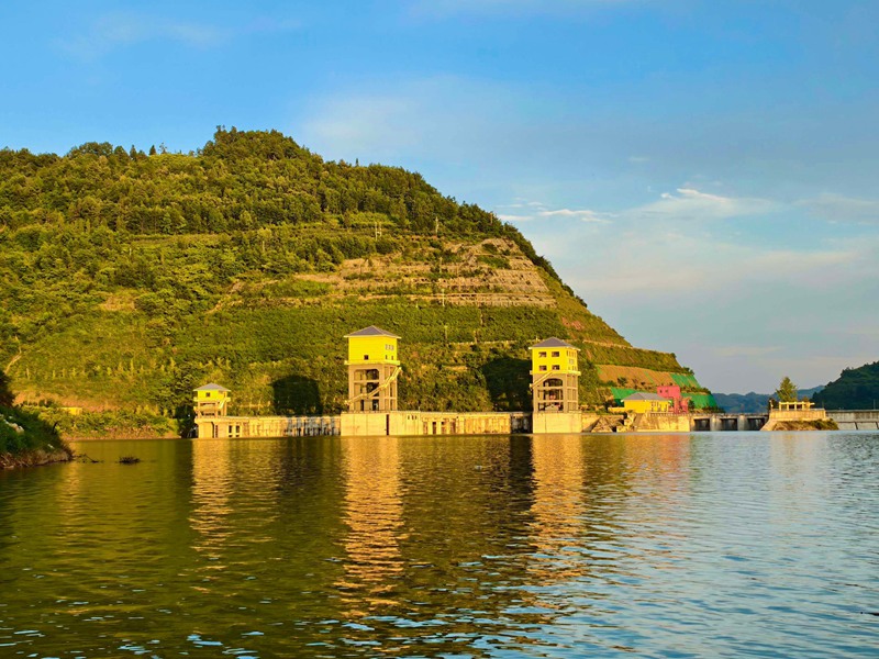 雨后的夾巖水庫空氣清新，落日余暉穿透云層，為天際染上橙紅、鎏金與淡紫的漸變色。張榮攝