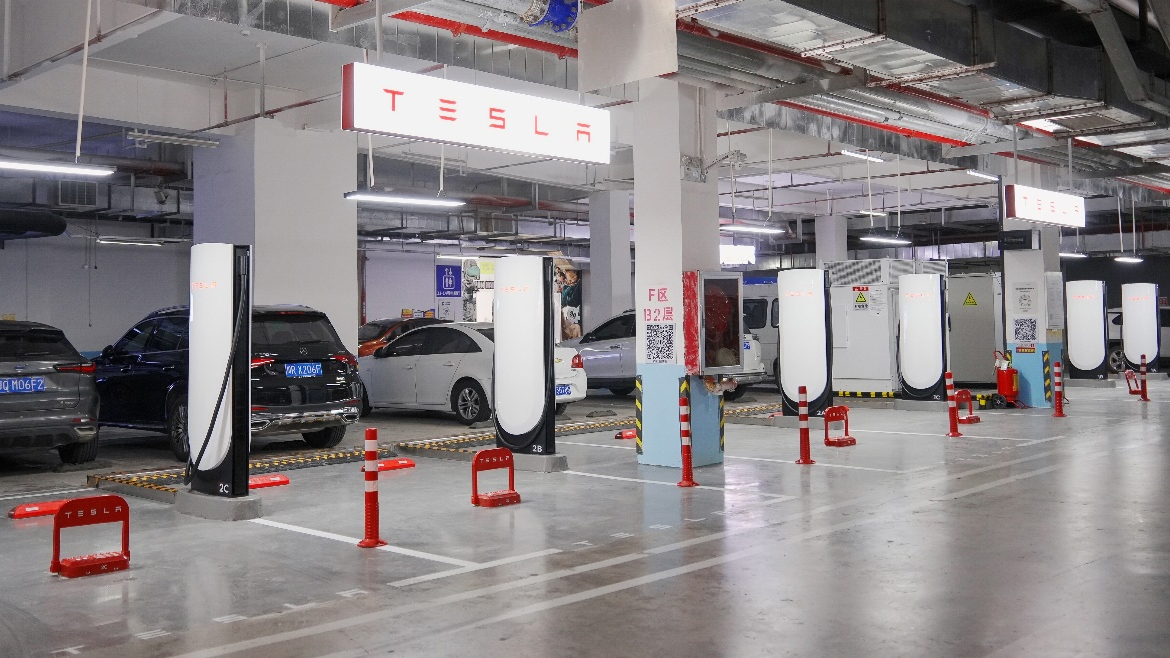 位于貴陽市南明區花果園海豚廣場的特斯拉V4超級充電站。