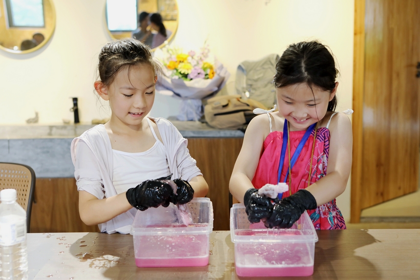 來自上海的孩子在工作人員的帶領下體驗制作火龍果冰涼粉。