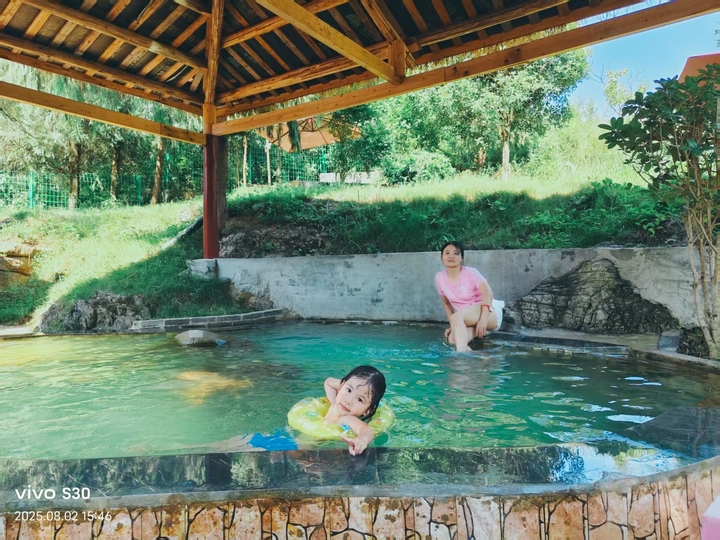 親子泡湯瞬間，定格夏日溫馨時刻。張川 攝.jpg