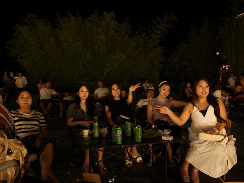 出行的市民們沉浸音樂中。