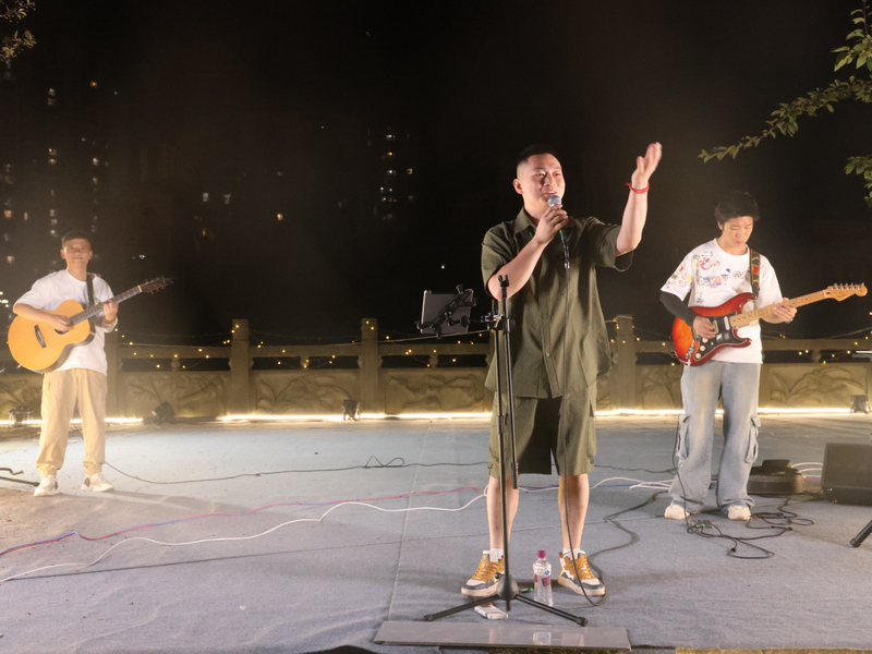 正在演出的樂隊。