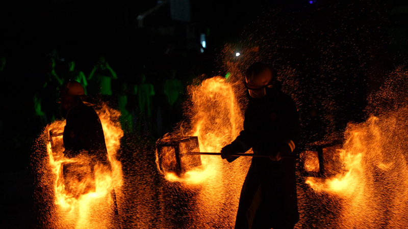 貴定縣金海雪山景區“金海之夜”活動現場的打鐵花活動。