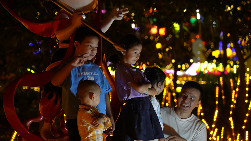 游客在“金海之夜”活動現場拍照。