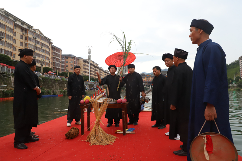 舉行莊重的請龍儀式。