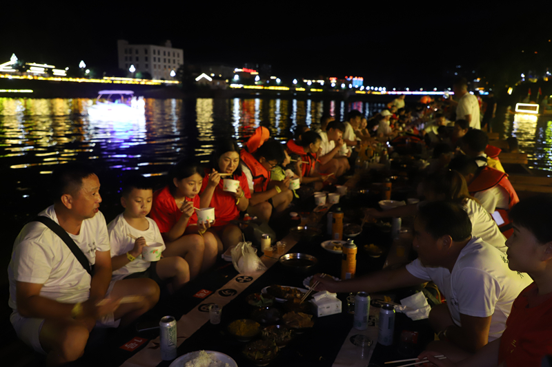 龍舟上體驗長桌宴。
