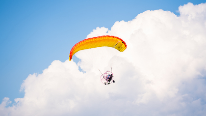 行進中國 | 向云端！“低空游”解鎖山地新玩法約10公里的航程，山川、湖泊、草甸、森林、民族屋舍……盡收眼底。