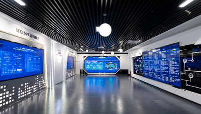 行進中國｜從“存”到“算” 數據從此奔赴全國在貴安新區的中國移動（貴陽）數據中心，三期工程機樓已全部完成封頂。