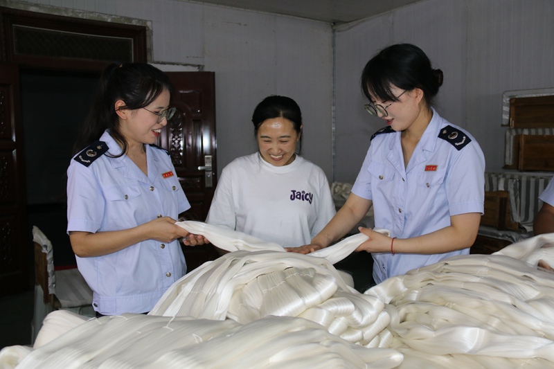 圖為稅務干部到貴州絲路興蠶紡織有限公司走訪調研，查看企業生產經營情況。鄧萍攝