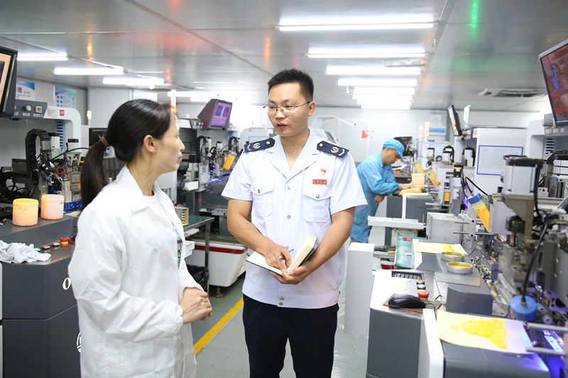 4 七星關區稅務局稅務干部走進貴州聯尚科技有限公司，了解企業生產經營情況，解決企業涉稅疑難問題。鄭婷）