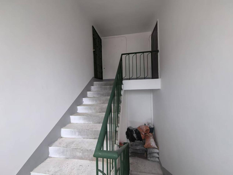 小區(qū)樓道斑駁墻面改造后。