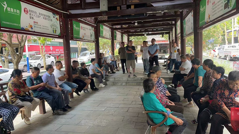 召開群眾壩壩會，聽取群眾意見。