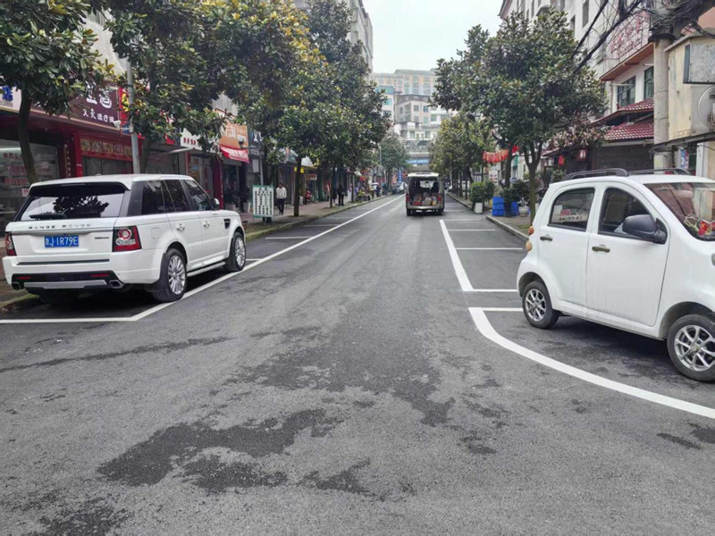 小區(qū)停車規(guī)范管理。