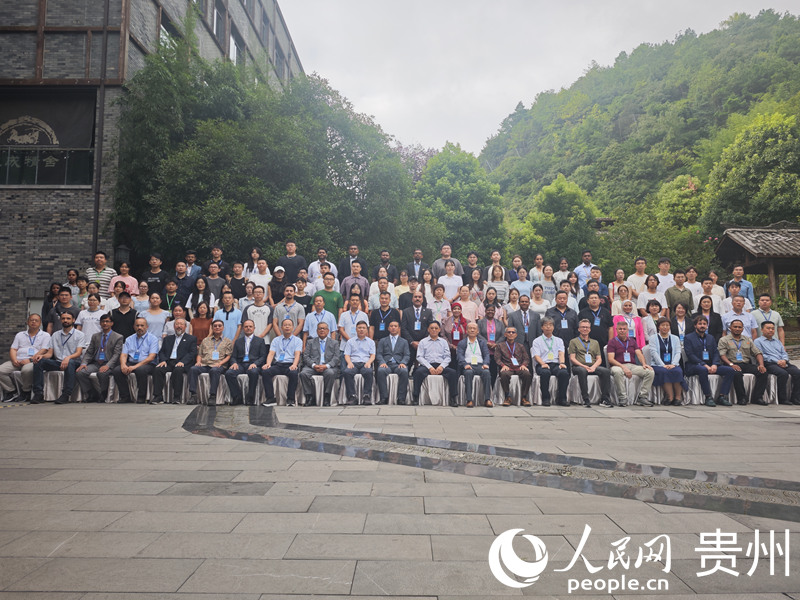 合影留念。人民網 黃小桃攝