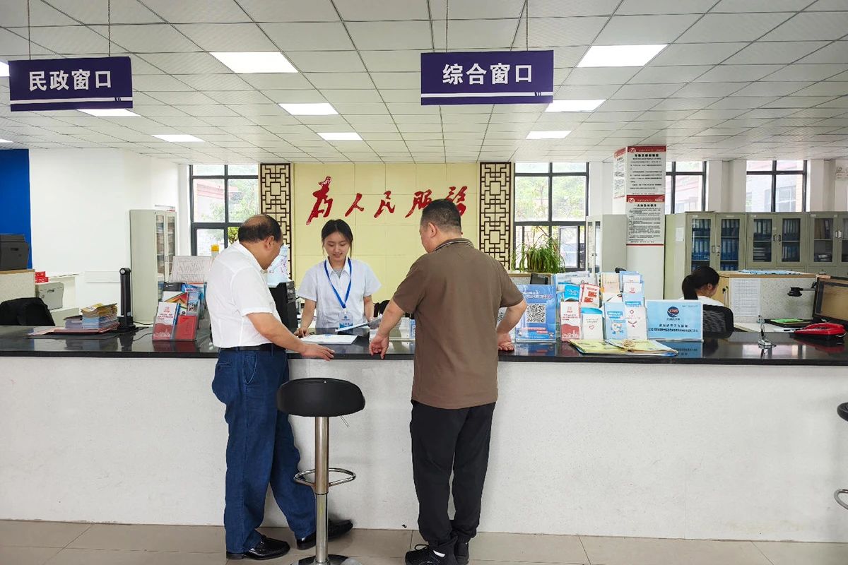 群眾在政務(wù)服務(wù)大廳辦理業(yè)務(wù)。