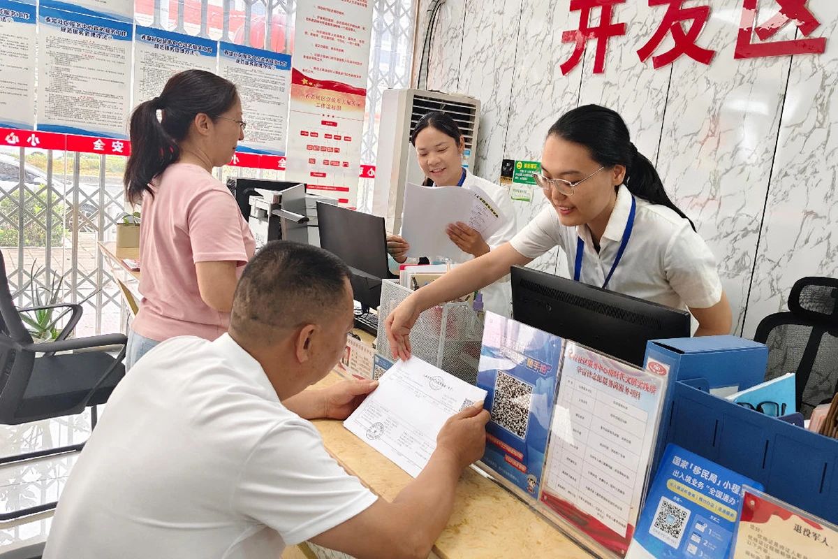 工作人員耐心解答相關(guān)問題。