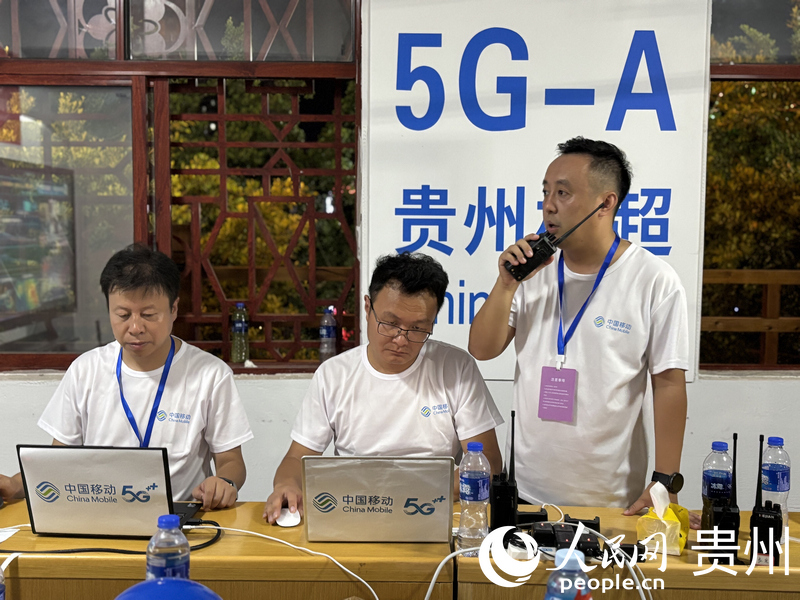 張云波與同事在指揮部內(nèi)監(jiān)測網(wǎng)絡信號。人民網(wǎng)記者 高華攝