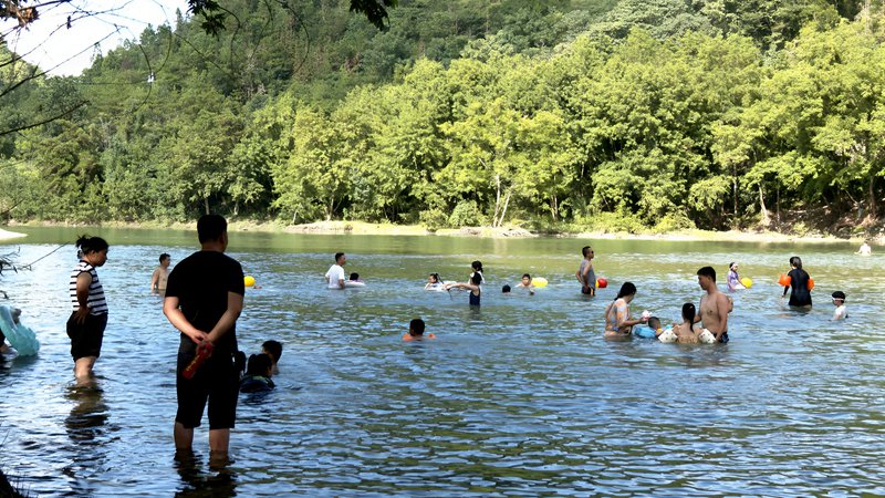 市民在親水區(qū)盡享清涼。