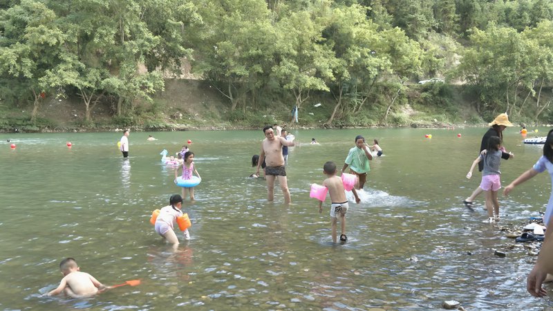 市民在親水區(qū)盡享清涼。