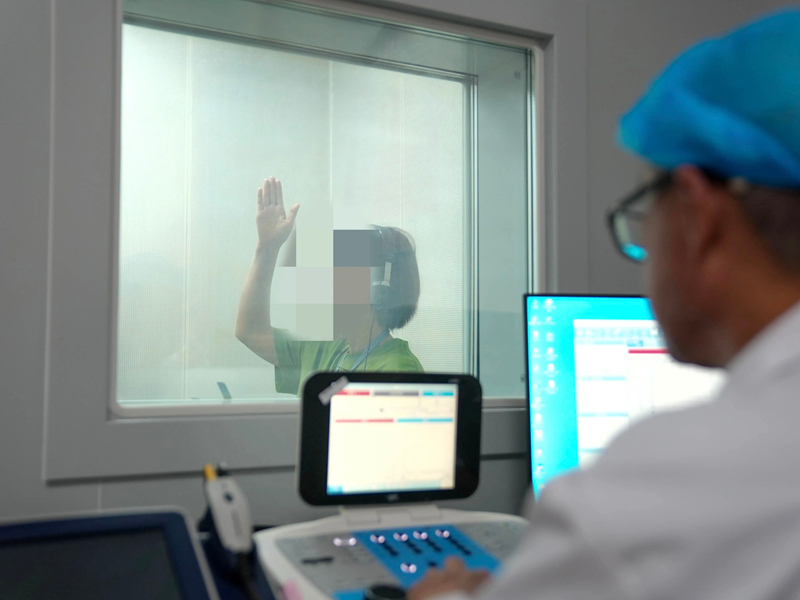 患者李阿姨正接受聽力計檢查。