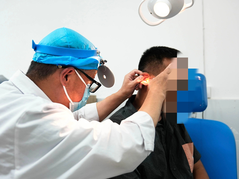 患者王先生接受耳鏡檢查。