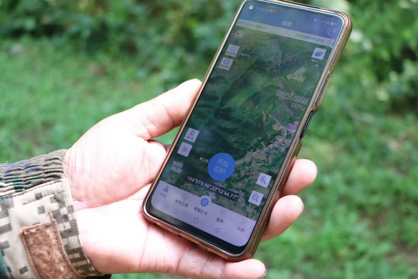 翟思平打開手機軟件開始巡護。邱雪攝