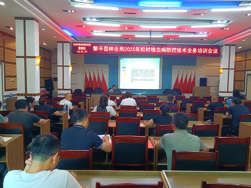 黎平縣森林植物病蟲害檢疫防治站負責人朱守祥培訓作病蟲害防治培訓。