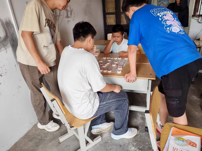 開展下象棋活動(dòng)。